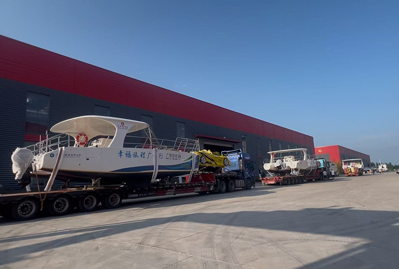 LAWADA, 경치 좋은 곳을 위해 쌍동선 3대, 수상 스포츠카 2대, 제트 스키 2대 제공