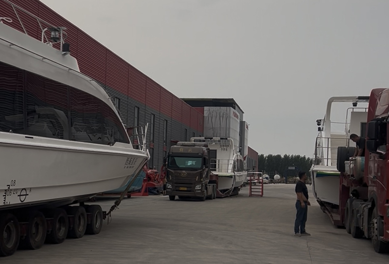 Lawada® 선적 내륙 여객선: 21.8m 단동선 여객선 1척 및 17.8m 단동선 여객선 2척