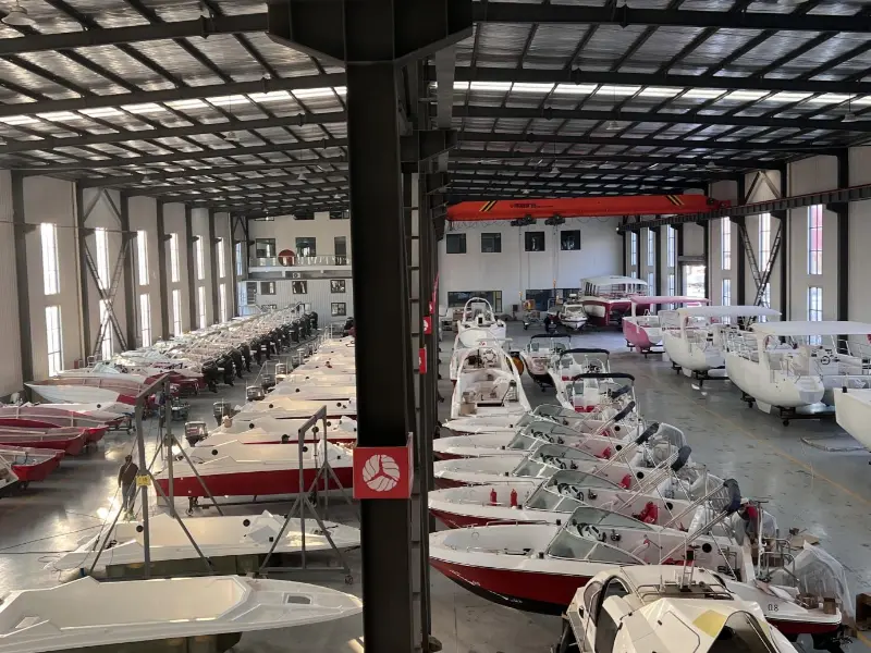 Lawada® 요트는 BIJIA 산의 수질 조건에 맞게 특별히 설계된 42세트의 맞춤형 쾌속정을 제공합니다.